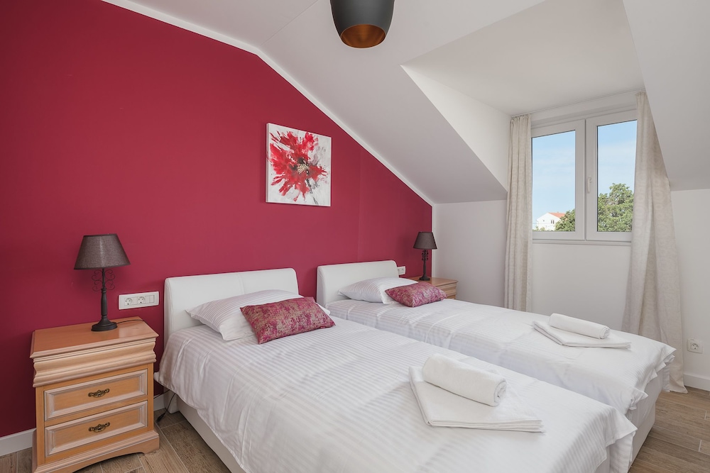 Apartment, Mountain View (Red) photo 1
