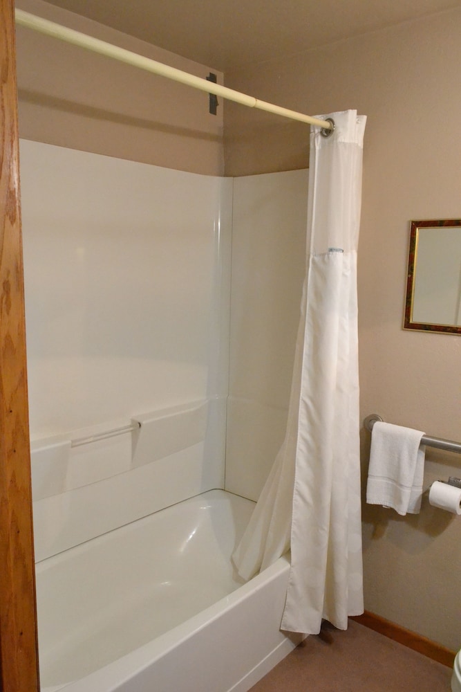 Standard Room, 2 Queen Beds, Non Smoking, Bathtub