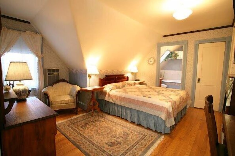 Nurse's Room, 1 Queen Bed, Third Floor