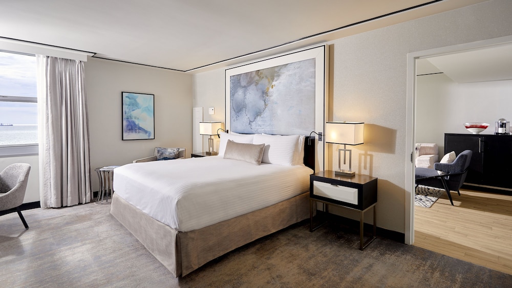 Suite, 1 King Bed, Balcony, Oceanfront - Photo 4