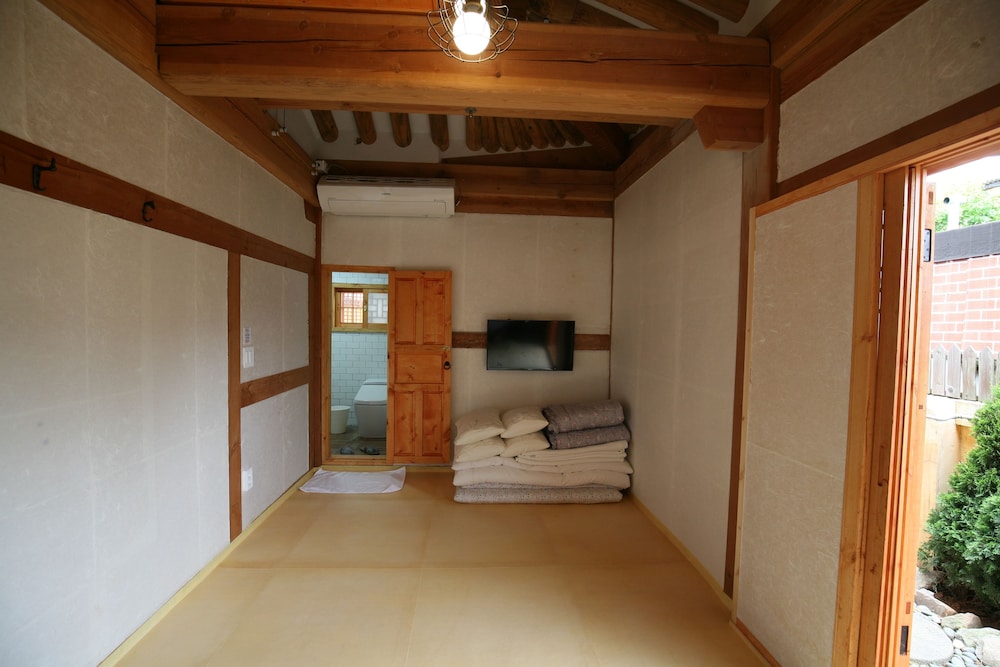 Deluxe Triple Room, Non Smoking, Private Bathroom (Ondol) photo 1