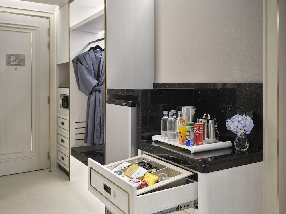 Premium Twin Room thumbnail 5