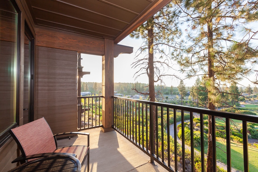 Deluxe Room, 1 King Bed with Sofa bed, Corner, Golf Course View (Call for dog-friendly options) photo 1