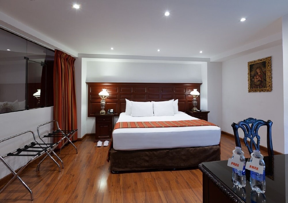 Suite - Photo 1