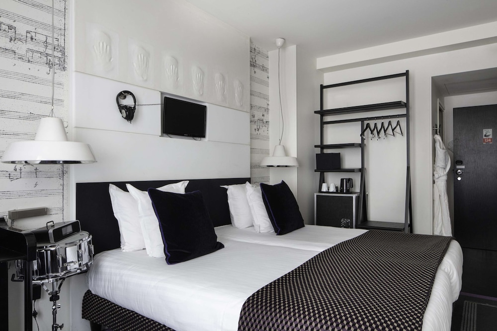 Family quadruple, 2 rooms - Complimentary soft minibar, Chromecast - Snacks, digital press, fitness photo 2