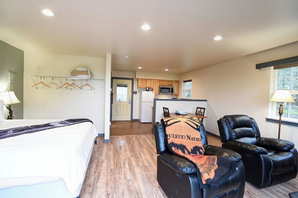 Deluxe Cabin, 1 King Bed, Ocean View, Oceanfront photo 2