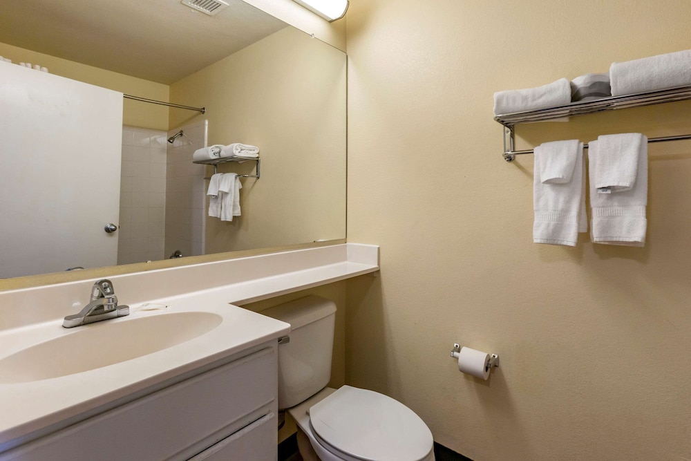 Standard Room, 1 Queen Bed, Non Smoking (Efficiency) - Photo 6