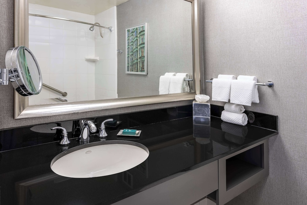 Premium Room, 1 King Bed, Balcony - Photo 2