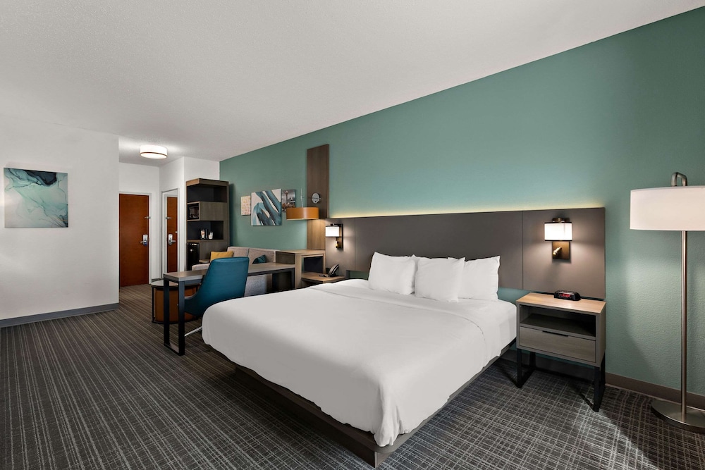 Suite, 1 King Bed with Sofa bed, Non Smoking - Photo 2