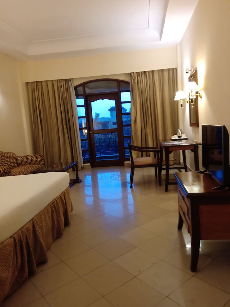 Standard Double Room, Multiple Beds, Smoking photo 3