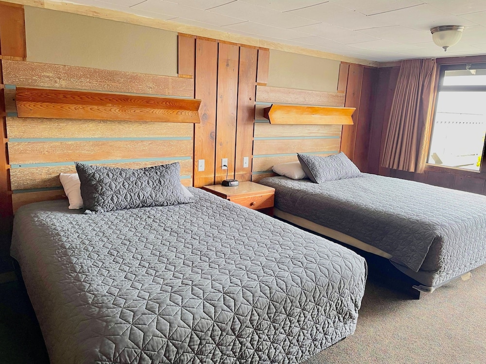 Economy Double Room, 2 Queen Beds, Corner