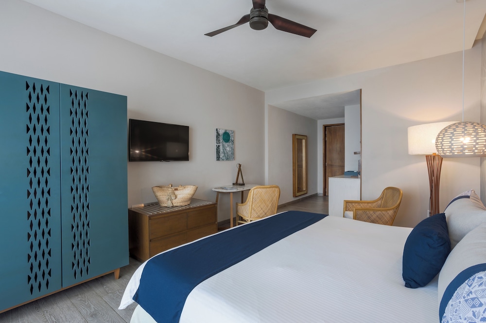 Armony  Room, 1 King Bed (Ocean View) - Photo 2