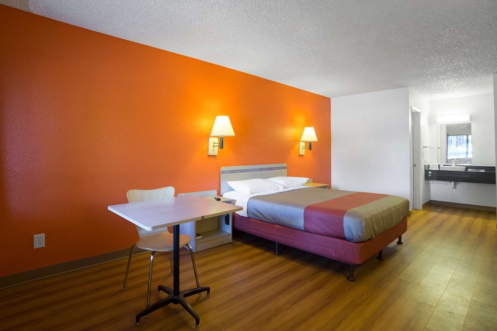Standard Room, 1 Queen Bed, Smoking photo 1