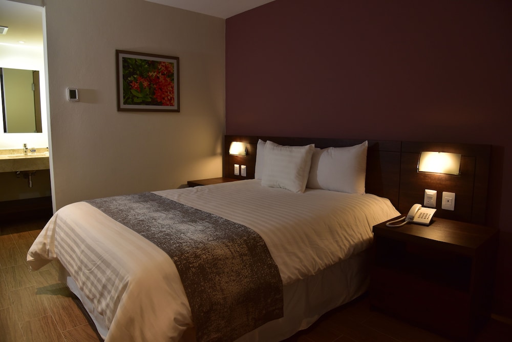 Standard Room, 1 Queen Bed photo 2