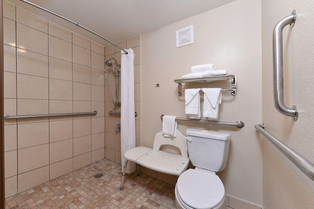 Room, 1 King Bed, Accessible, Non Smoking - Photo 3