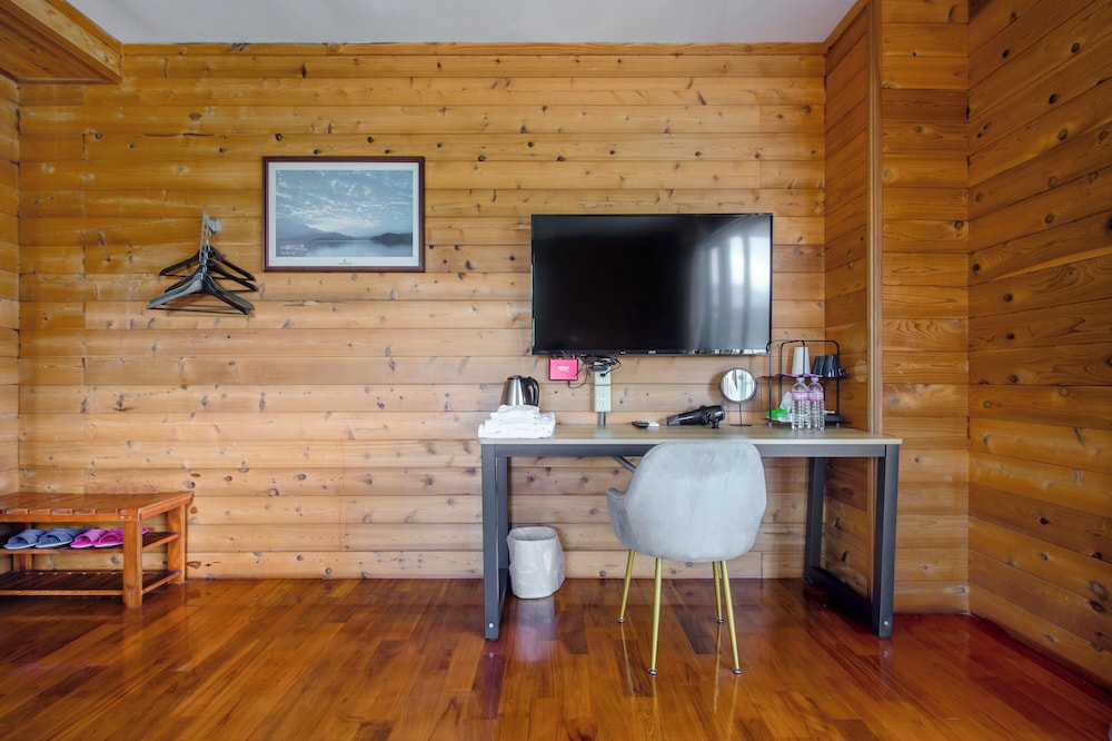 King Room with Lake View - Photo 9