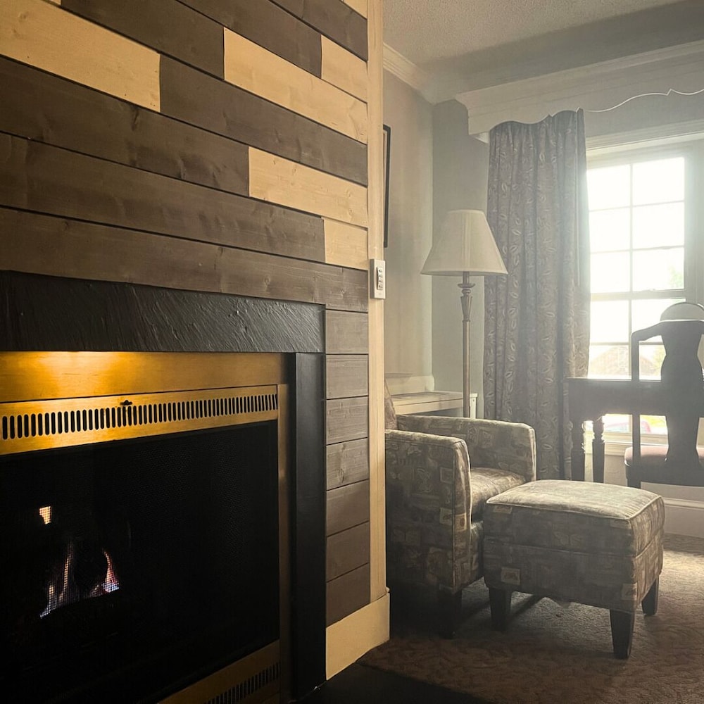 Queen Fireside, Single Person Jetted Tub 2nd Floor photo 2