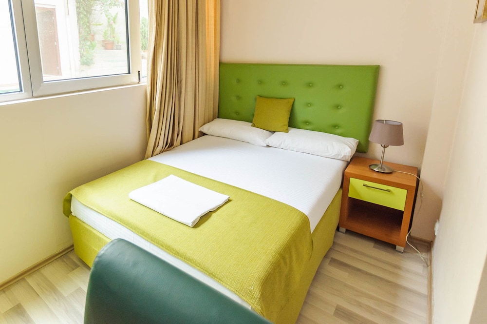 Basic Single Room, 1 Large Twin Bed, Courtyard View photo 2