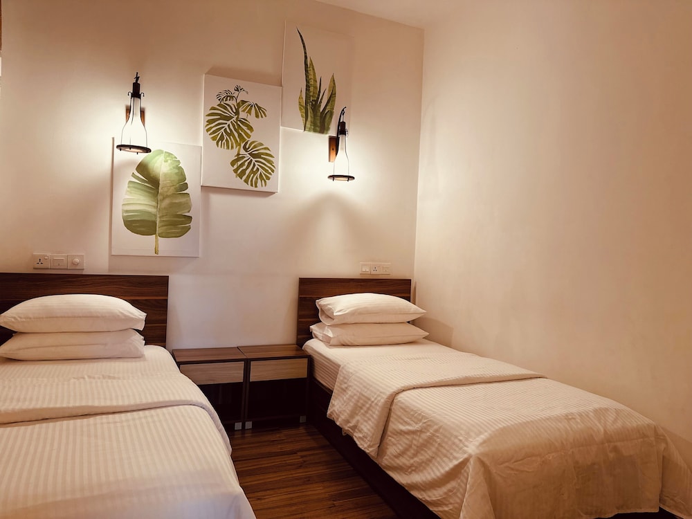 Deluxe Room, 1 King Bed - Photo 2