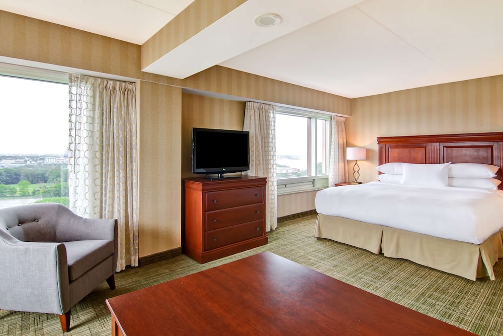 One Bedroom Suite, 1 King Bed with Sleep Sofa, US Falls View