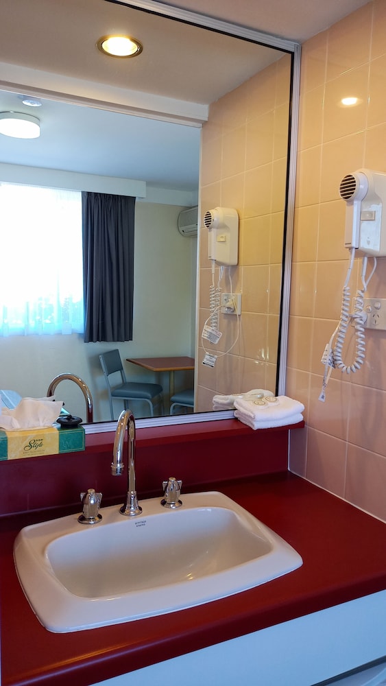 Standard Room, 1 Queen Bed photo 3