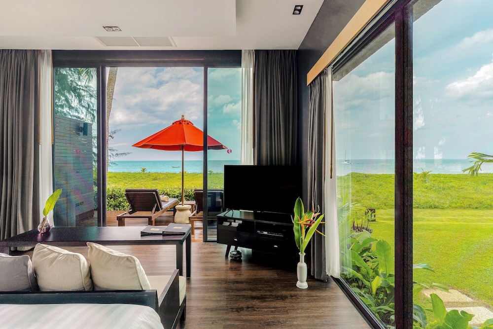 Villa, 1 King Bed, Oceanfront - Photo 6