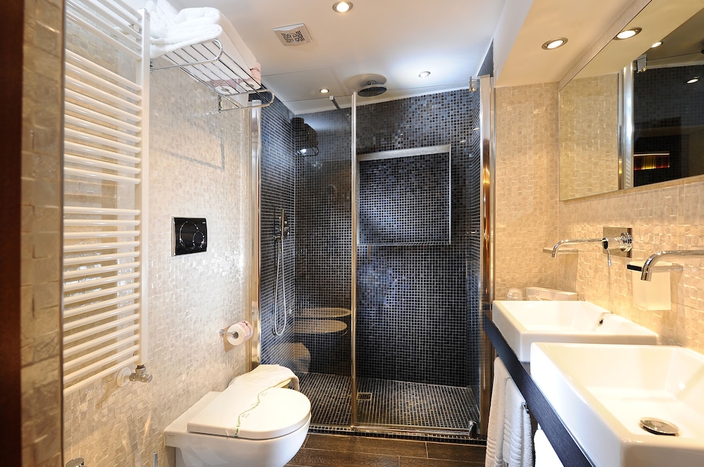 Deluxe Double Room thumbnail 5
