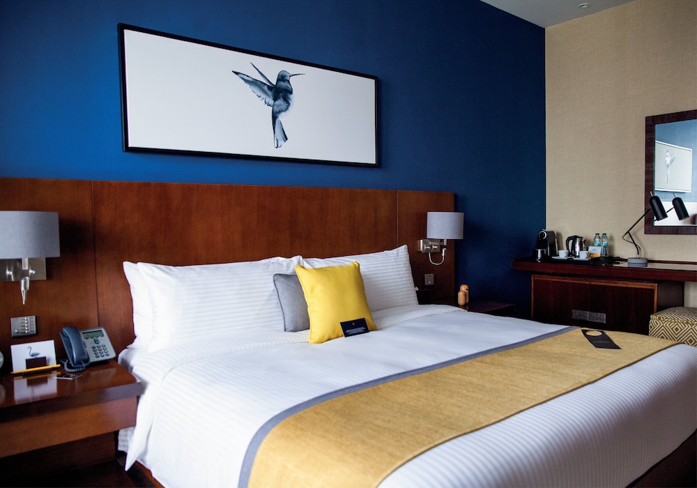Club Room, 1 King Bed, City View