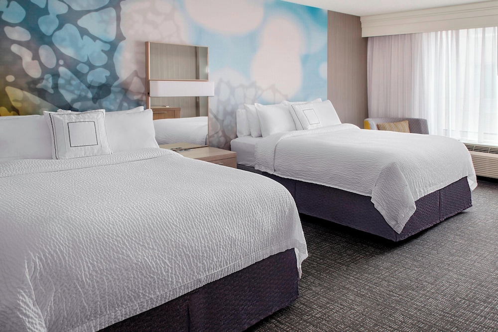 Room, 2 Queen Beds, Courtyard View (Mobility/Hearing Accessible, Tub) - Photo 1