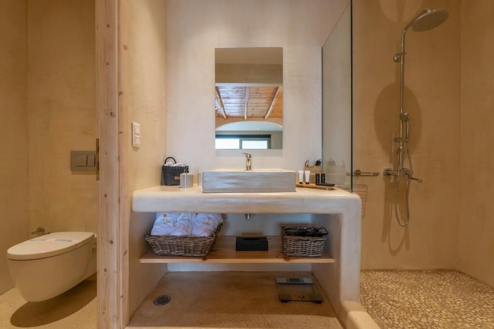 Deluxe Suites with Sea View (2 types) - Photo 4