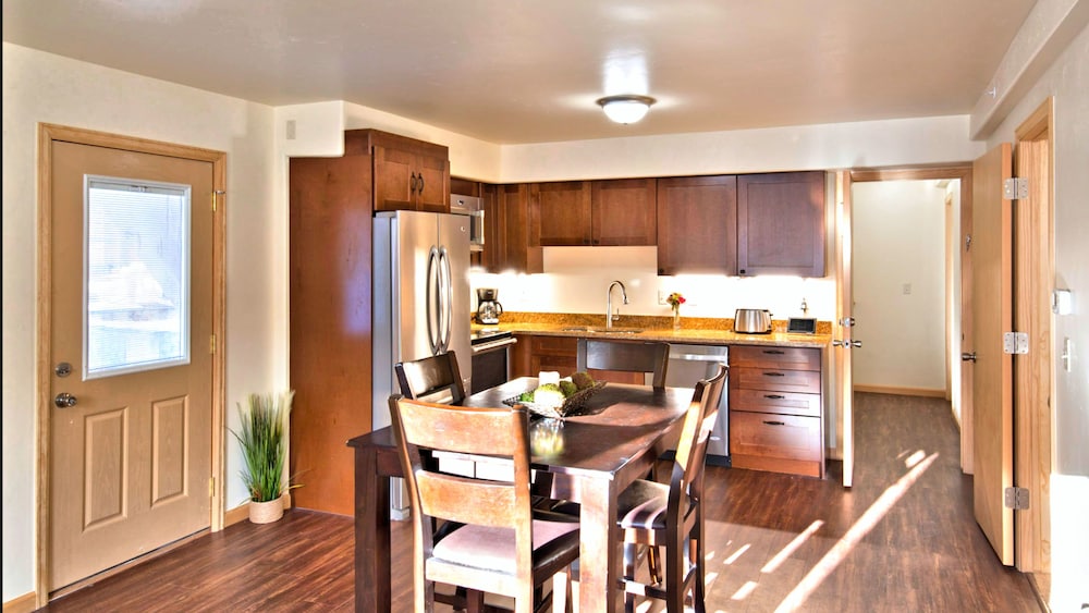 Romantic 1- Bedroom Condo with Full Kitchen photo 3