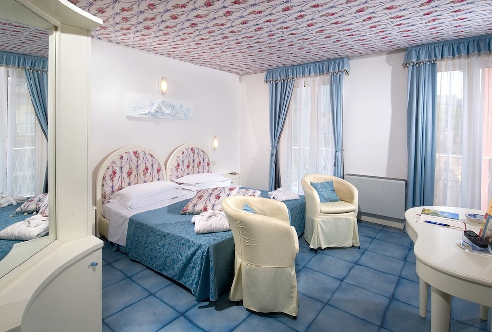 Family Quadruple Room, 1 Bedroom, Garden View, Garden Area photo 1
