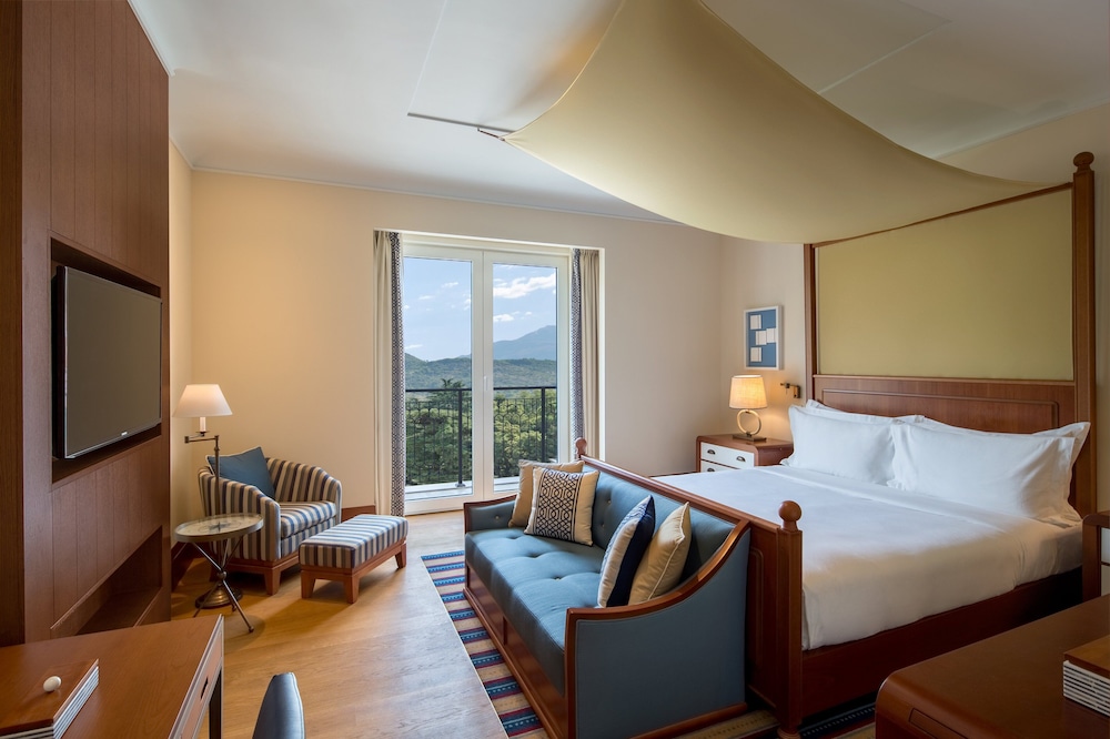 Premium Room, 1 King Bed, Mountain View