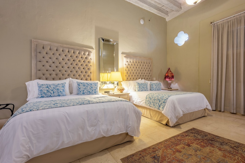 Colonial Standard Twin 2 Queen Beds photo 2