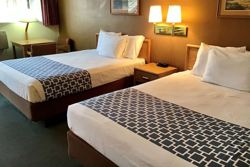 Room, 2 Queen Beds, Non Smoking - Photo 1