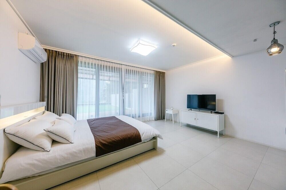 Room (201) photo 2