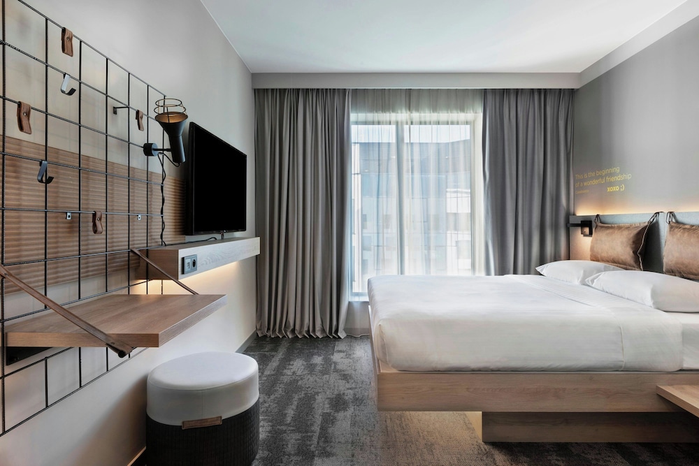 Room, 1 Queen Bed, Courtyard View - Photo 3