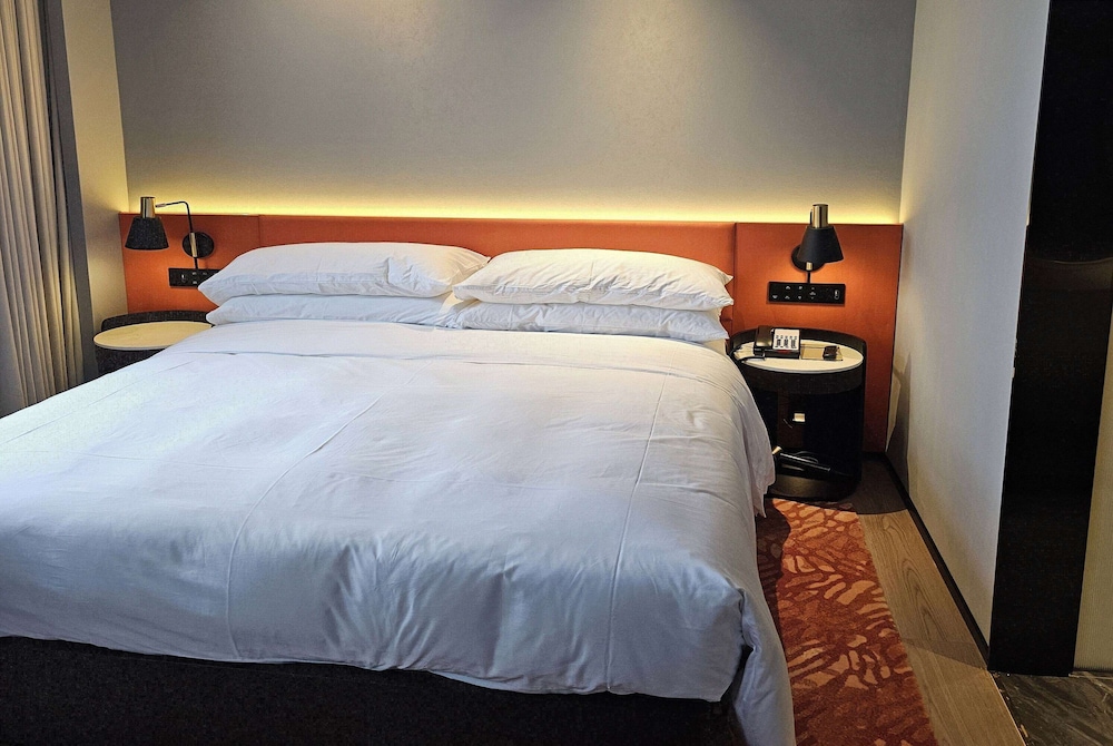 Room, 1 King Bed, Non Smoking (Tengwang Pavilion View)