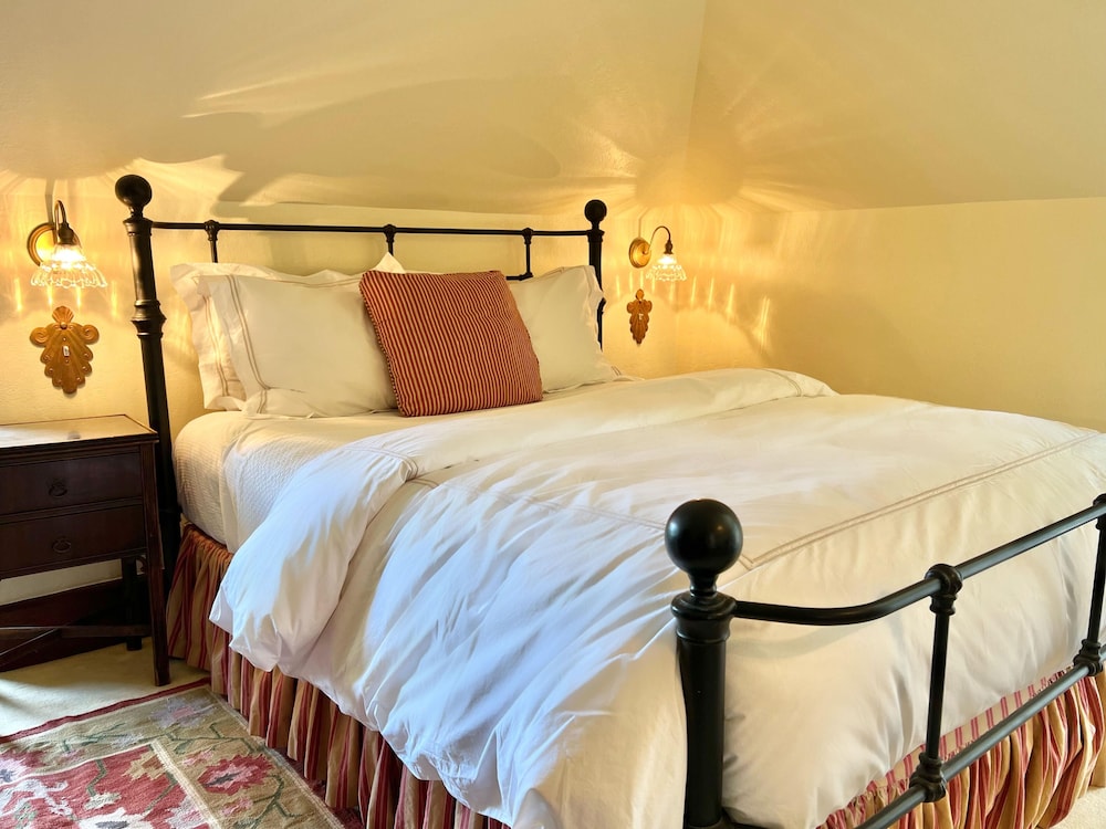 Standard Room, 1 Queen Bed, Non Smoking (Hibiscus) photo 1