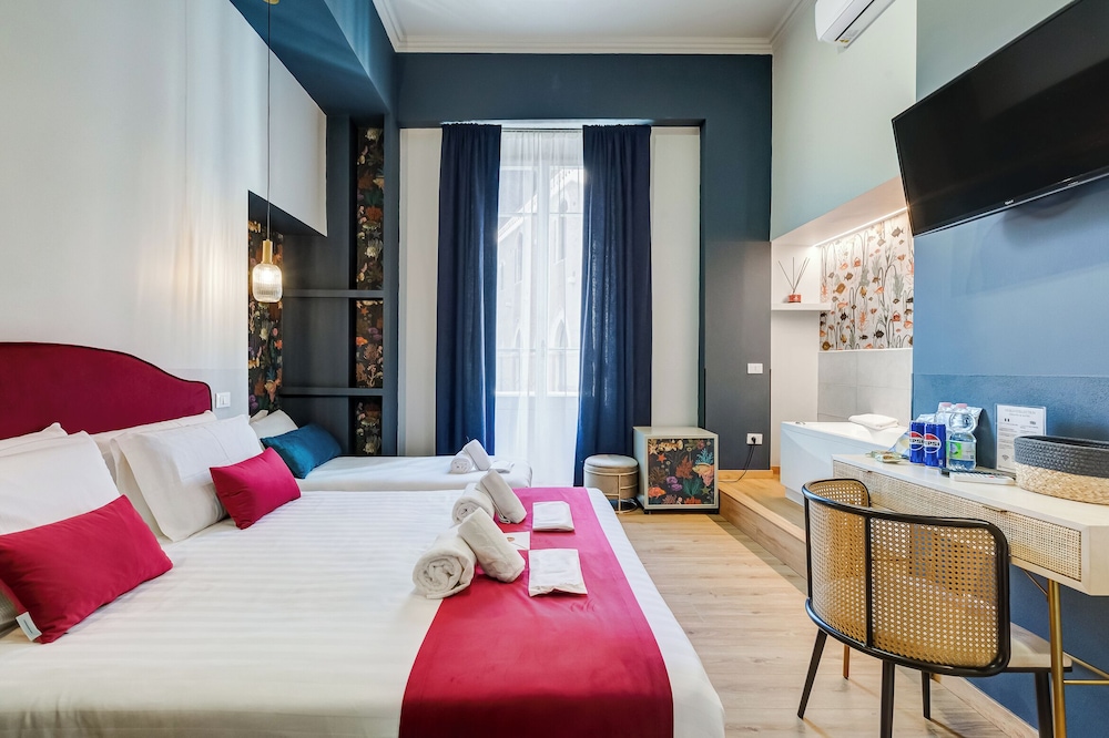 Premium Triple Room, 1 Queen Bed with Sofa bed, Bathtub, City View photo 1