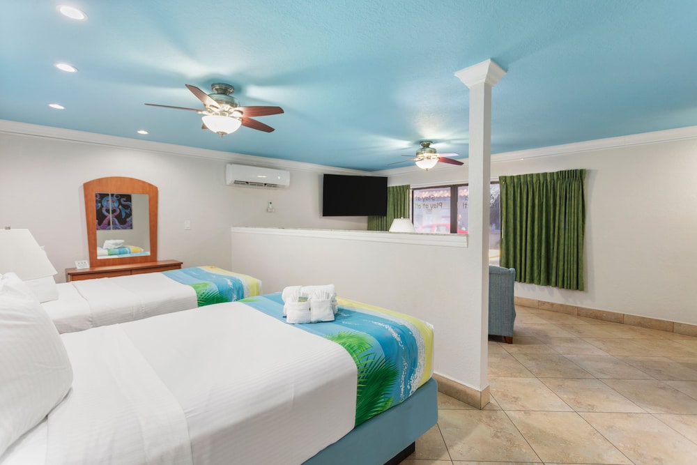 Superior Efficiency Suite: 2 Double Beds in 1 Bedroom and 1 Sleeper Sofa - Photo 5