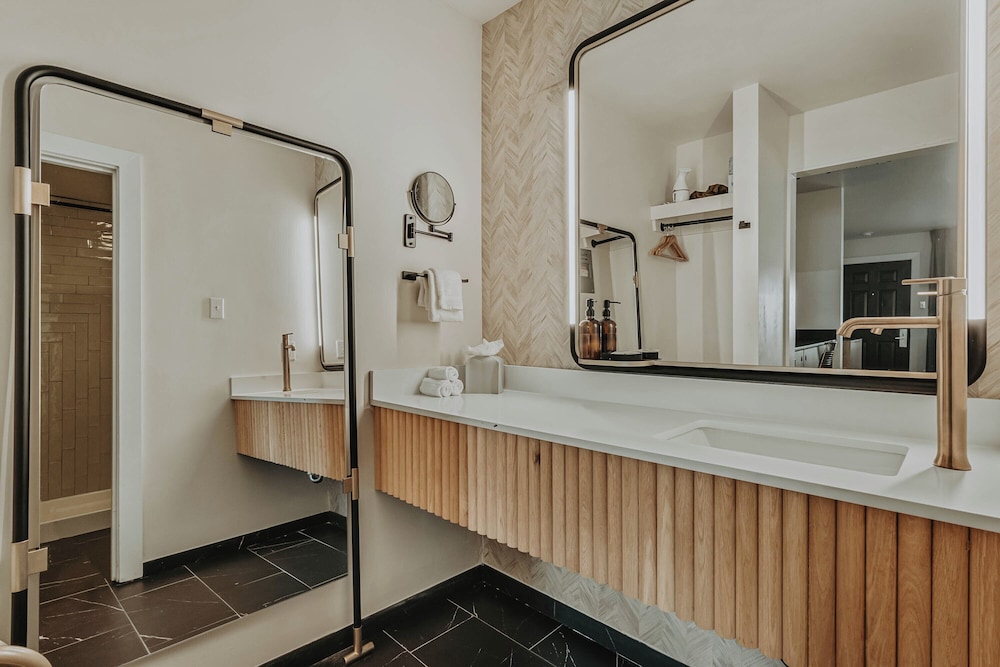 King with Kitchenette (Sleeper Sofa) photo 3