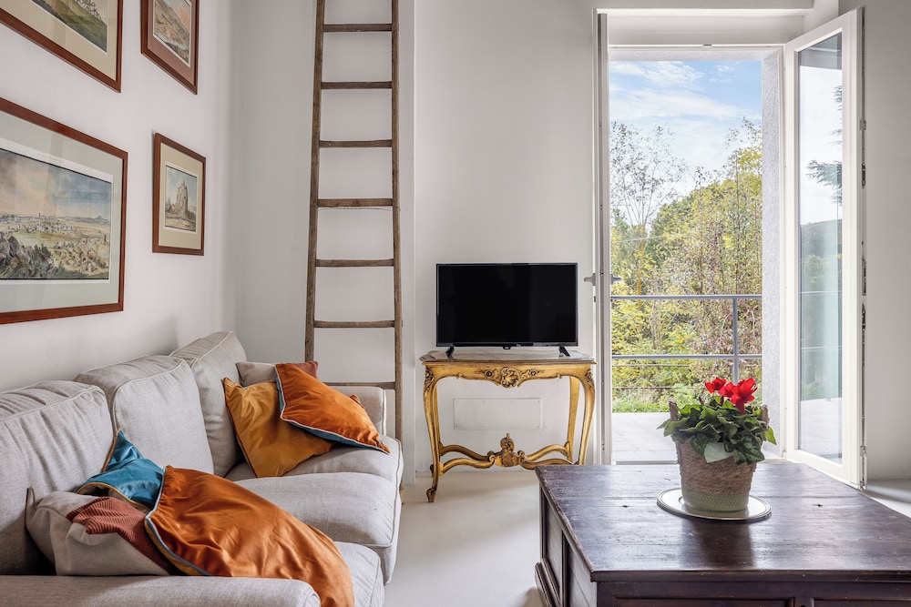 Basic Apartment, 2 Bedrooms, Hill View photo 1