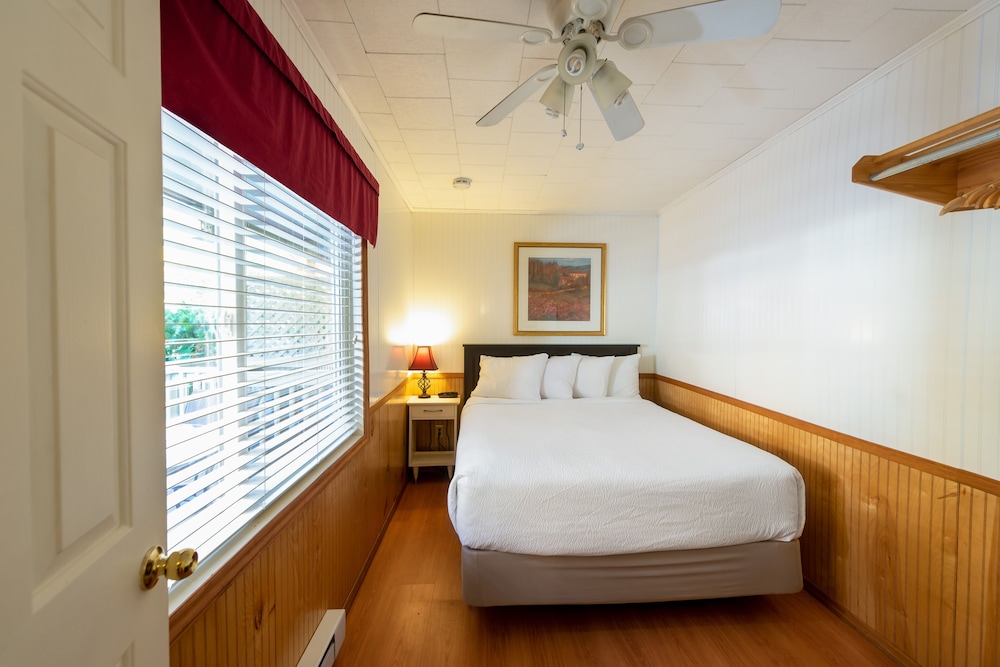 Deluxe 2 Bedroom Suite,  Private Deck, Kitchen photo 3
