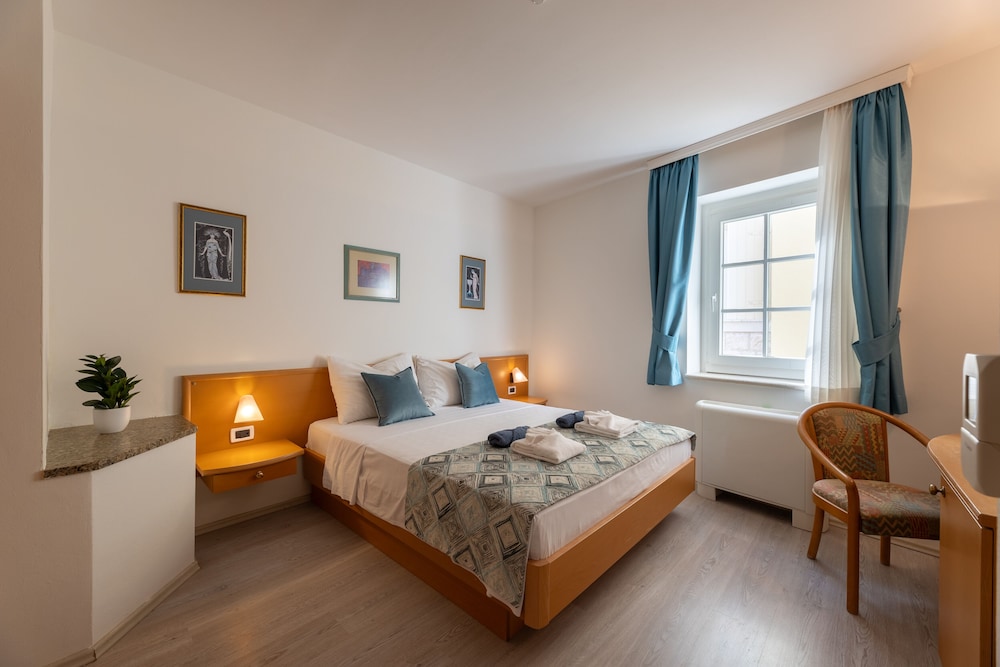 Standard Room, 1 King Bed - Photo 1