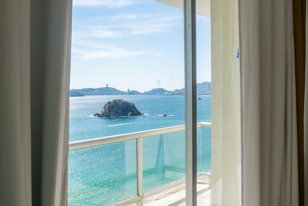 Standard Room, 1 King Bed, Ocean View photo 2