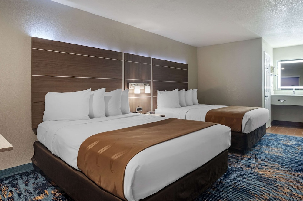 Standard Room, Multiple Beds, Non Smoking - Photo 1