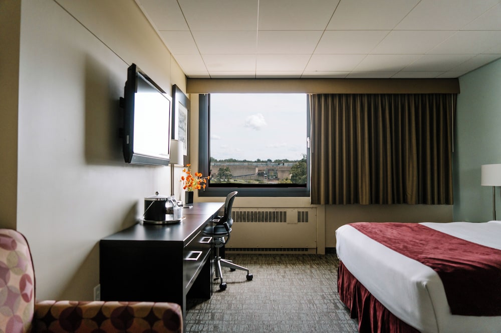 Standard Room, 1 Queen Bed photo 2