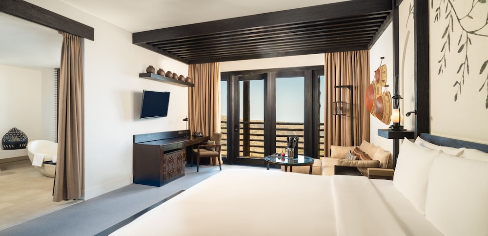 Room, 1 King Bed, Mountain View photo 1