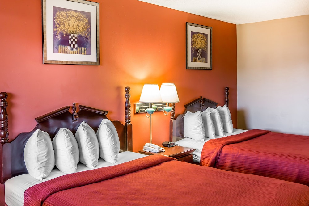 Standard Room, 2 Queen Beds, Non Smoking - Photo 1